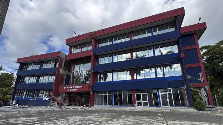  Sismo de 7.3 cerca de Vanuatu deja al menos seis muertos