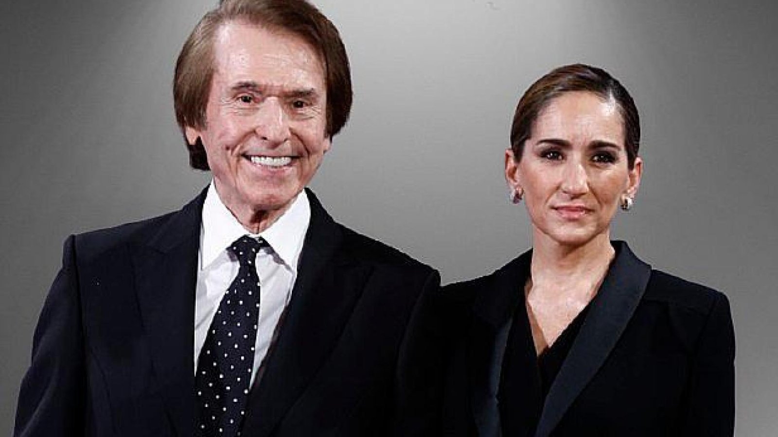 Alejandra Martos da la última hora sobre la salud de su padre, Raphael, y revela cómo vivirá la Navidad desde el hospital Alejandra Martos da la última hora sobre la salud de su padre, Raphael, y revela cómo vivirá la Navidad desde el hospital