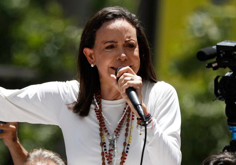 Machado advierte a Maduro lo que pasará si se queda por la fuerza