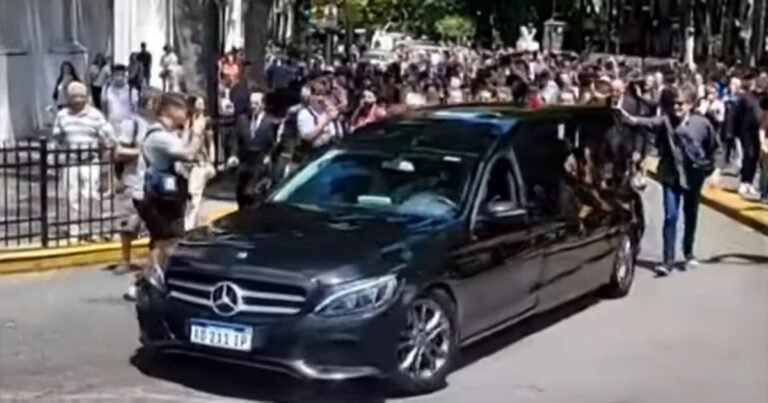 Entre aplausos y emoción, trasladan los restos de Jorge Lanata para su último adiós en un cementerio privado