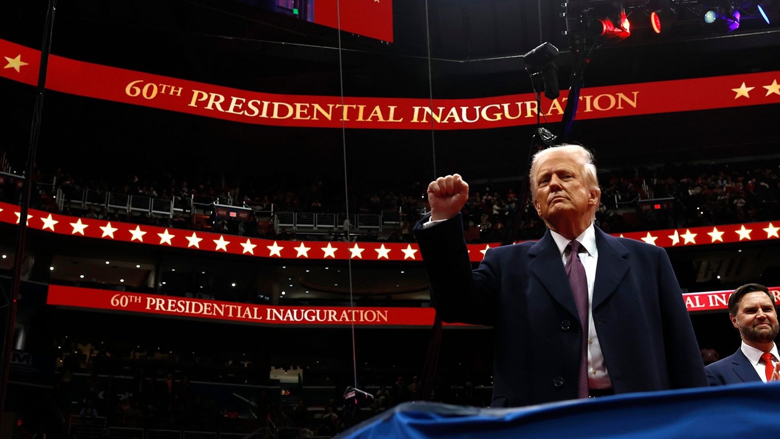 Trump celebra su primer día como presidente ante sus seguidores