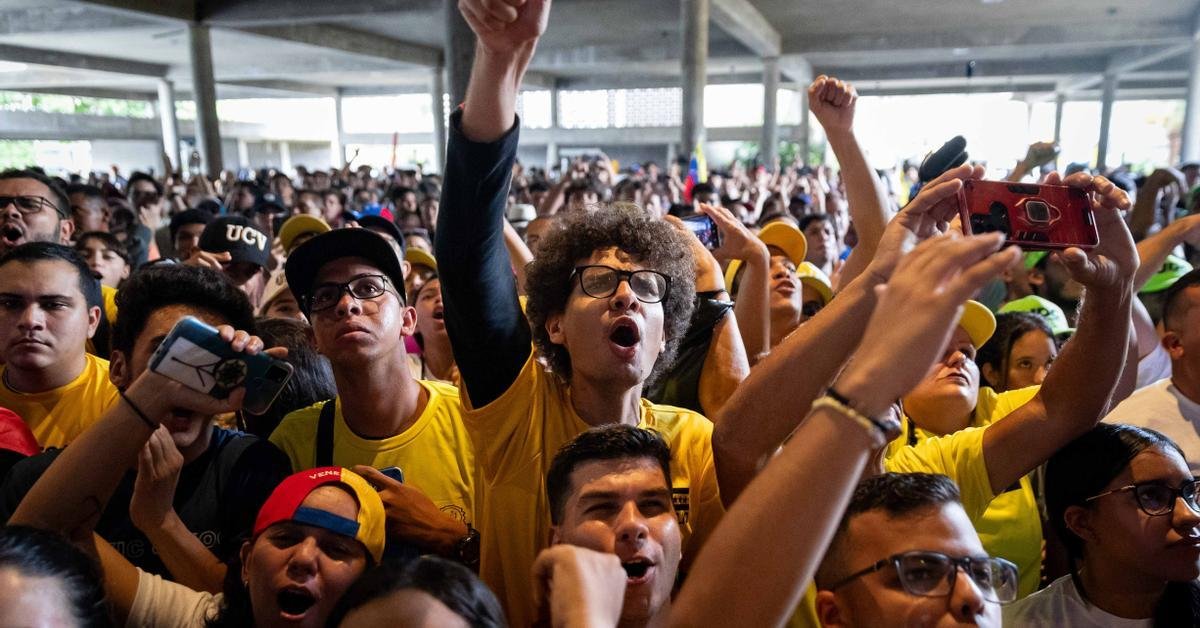 Estudiantes universitarios de Venezuela tildan de “ilegítima” la investidura de Maduro Estudiantes universitarios de Venezuela tildan de “ilegítima” la investidura de Maduro