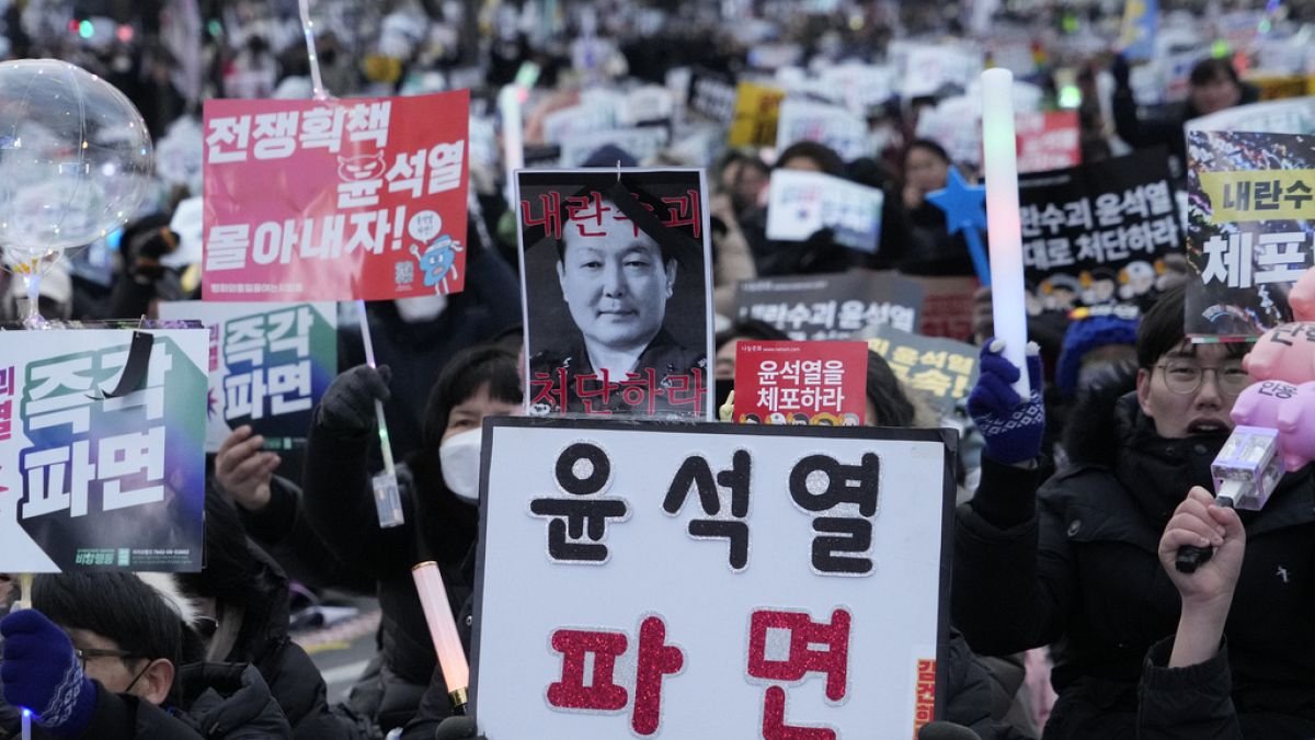 Corea del Sur: Miles de manifestantes exigen la detención del presidente destituido Yoon Suk Yeol Corea del Sur: Miles de manifestantes exigen la detención del presidente destituido Yoon Suk Yeol