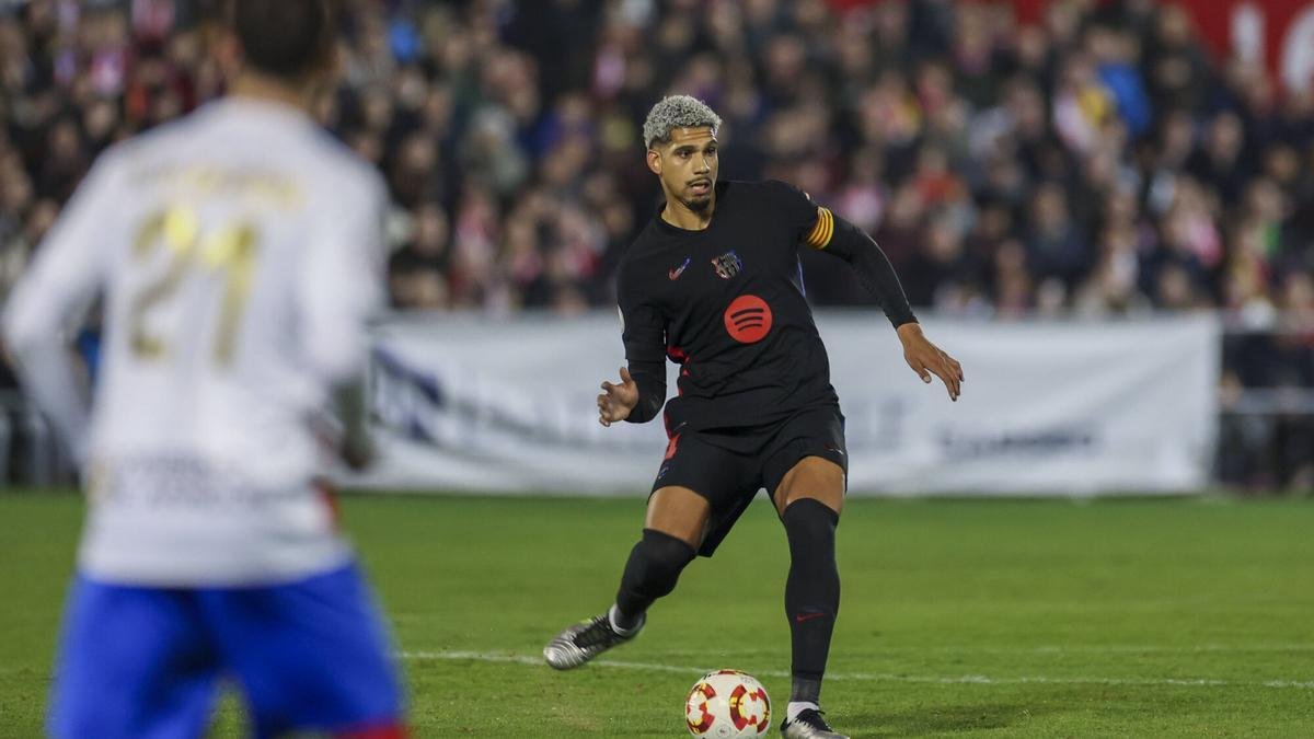 Fichajes FC Barcelona | Araujo solo se marcharía traspasado a la Juventus Fichajes FC Barcelona | Araujo solo se marcharía traspasado a la Juventus