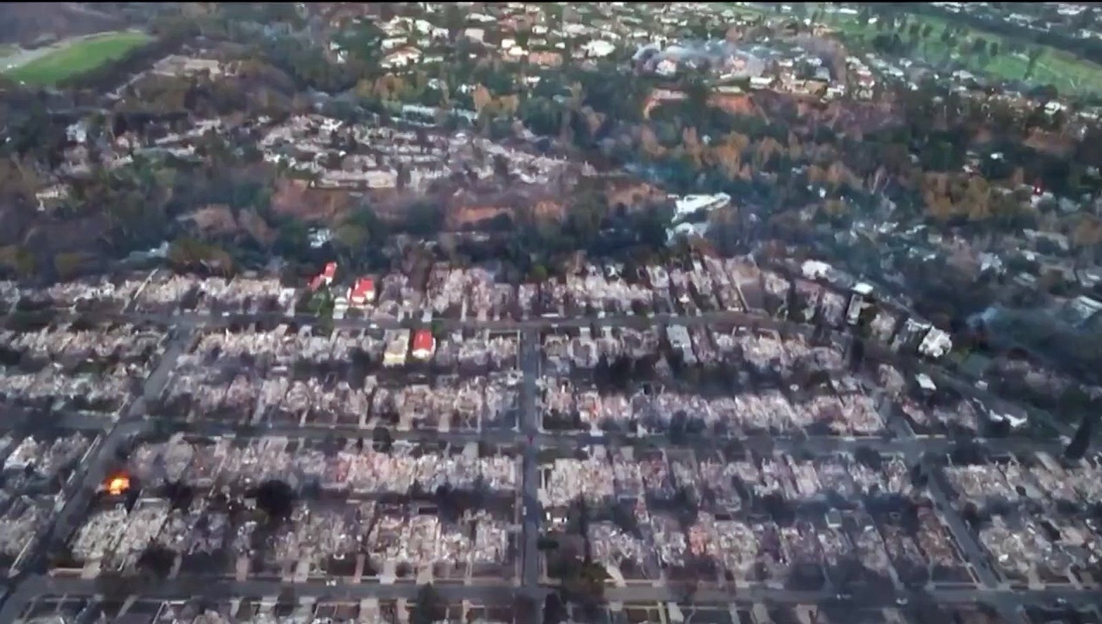 Las devastadoras imágenes del fuego en Los Ángeles, desde el aire: todo arrasado por el fuego