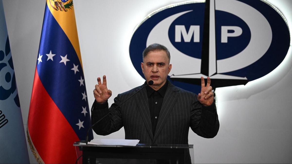 habla el fiscal general de la dictadura de Venezuela, Tarek William Saab, quien le pide a Gustavo Petro no intervenir en los asuntos de su país