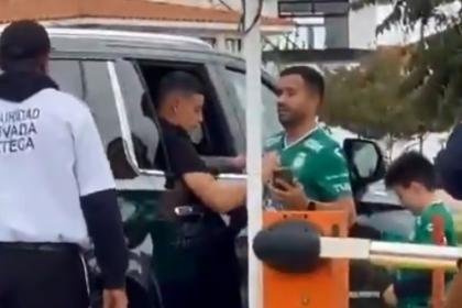 James Rodríguez enamora a aficionados de Club León: así firmó camisetas y se tomó foto con un niño | Colombianos en el Exterior