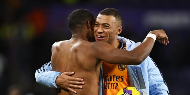 La firmas del balón del ‘hat trick’ de Mbappé