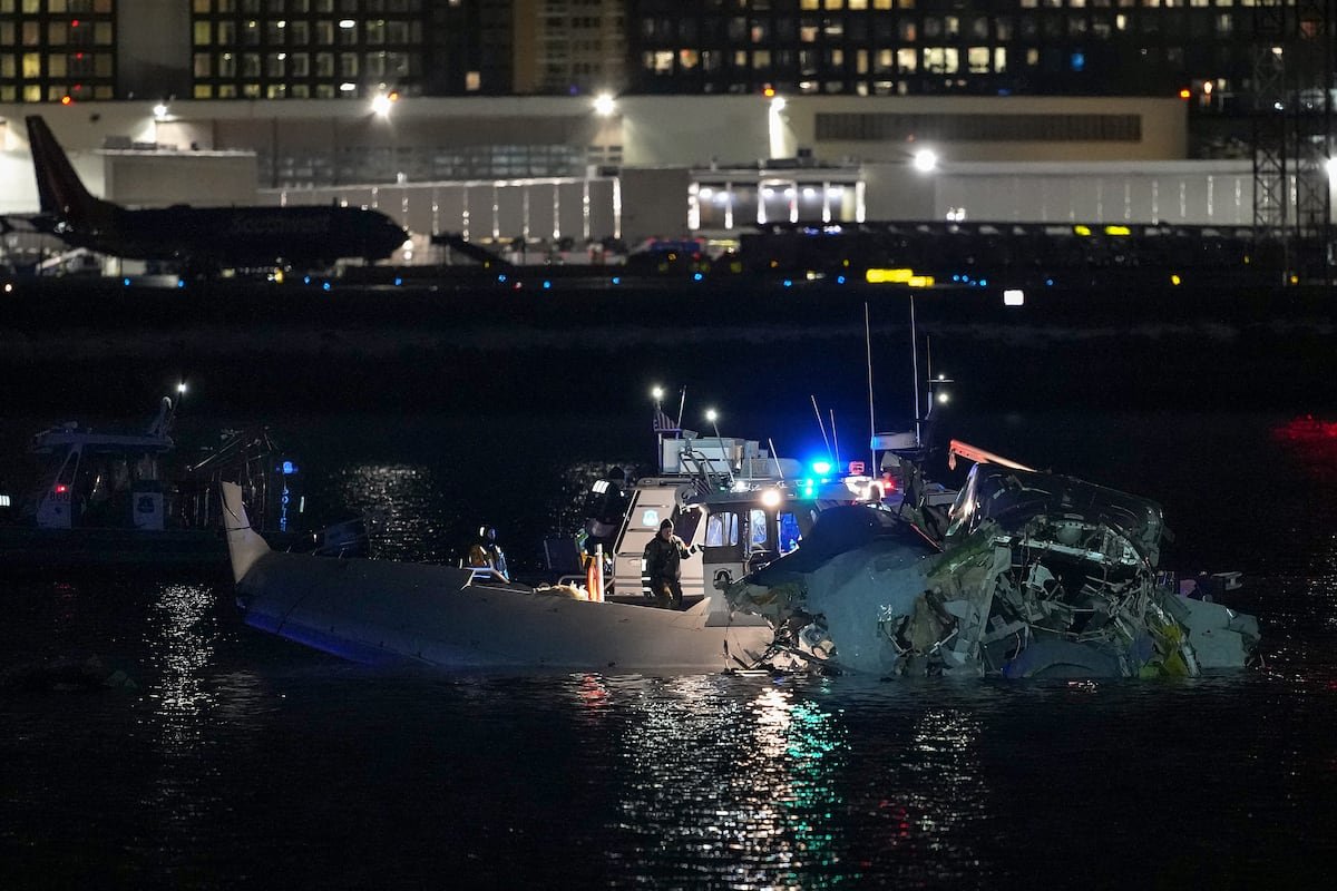 Lo que se sabe del accidente entre un avión y un helicóptero en Washington | Internacional Lo que se sabe del accidente entre un avión y un helicóptero en Washington | Internacional