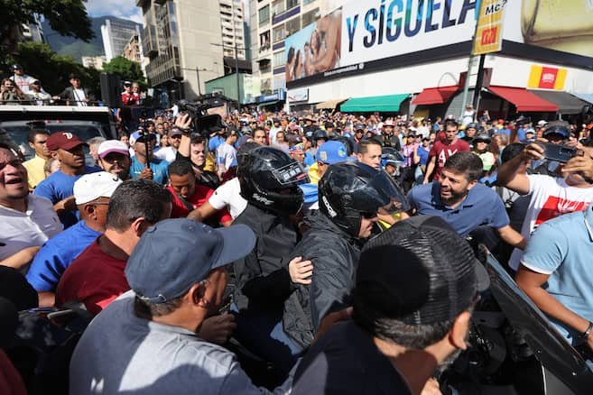 Las preguntas que deja video de la presunta detención de Roalmi Cabeza, motorizado de María Corina Machado, en Venezuela Las preguntas que deja video de la presunta detención de Roalmi Cabeza, motorizado de María Corina Machado, en Venezuela