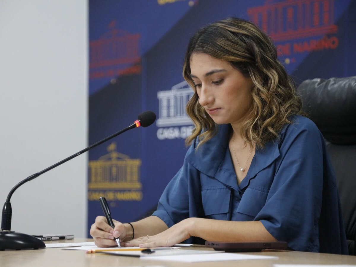 Petro resuelve conflicto en su gabinete con una novata en Cancillería