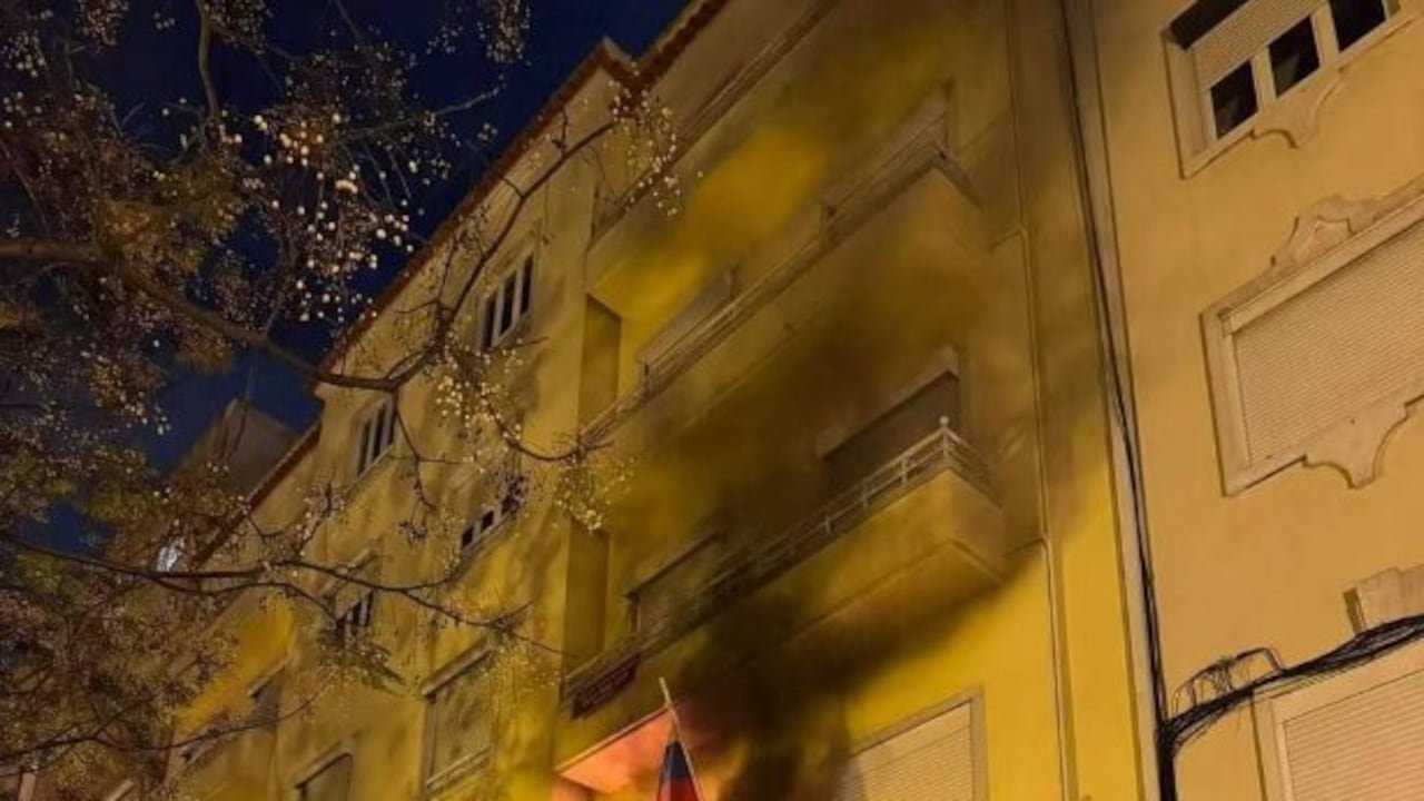 Bomba Molotov impactó el consulado de Venezuela en Lisboa. Gobierno de Maduro culpa al fascismo Bomba Molotov impactó el consulado de Venezuela en Lisboa. Gobierno de Maduro culpa al fascismo