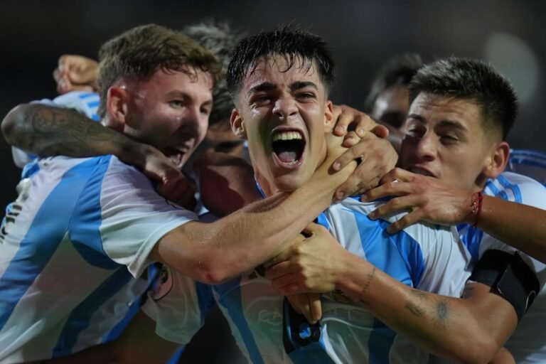 Con el tiro del final, Argentina festejó una victoria agónica que maquilló el retroceso futbolístico