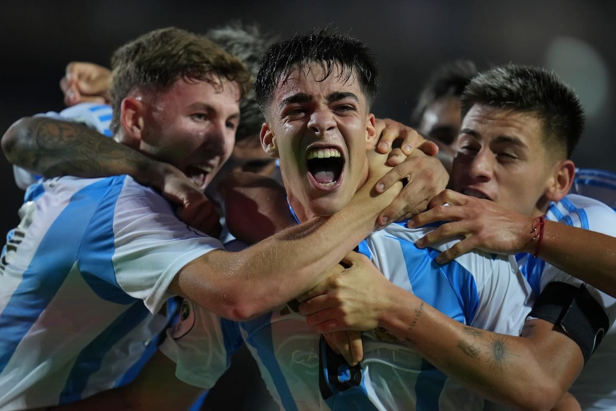 Con el tiro del final, Argentina festejó una victoria agónica que maquilló el retroceso futbolístico Con el tiro del final, Argentina festejó una victoria agónica que maquilló el retroceso futbolístico