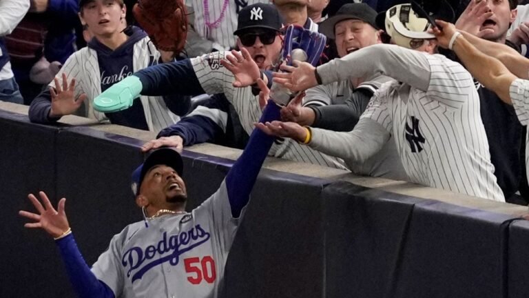 MLB veta indefinidamente a los aficionados que interfirieron con Mookie Betts en la Serie Mundial