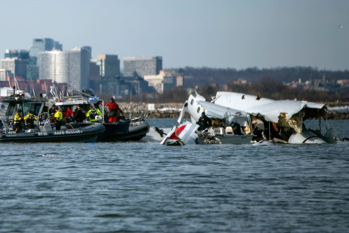 Reanudan tareas de recuperación e investigación en el río Potomac tras choque aéreo de DC Reanudan tareas de recuperación e investigación en el río Potomac tras choque aéreo de DC