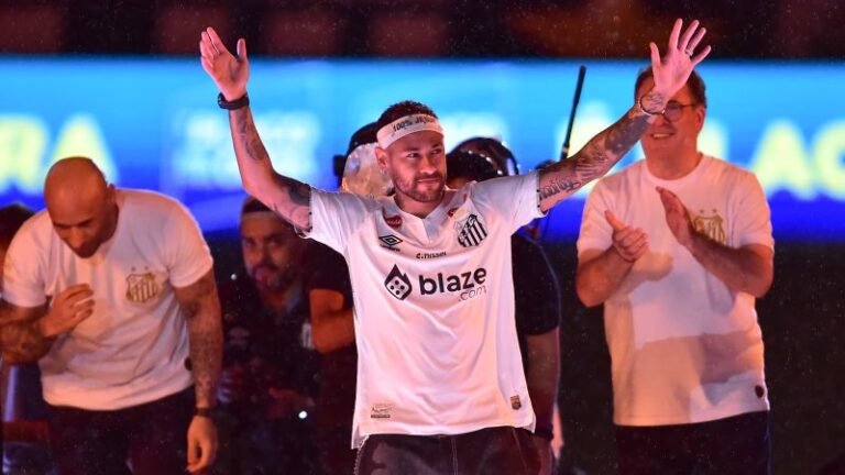Mira el eufórico recibimiento de la afición brasileña a Neymar en su vuelta al Santos