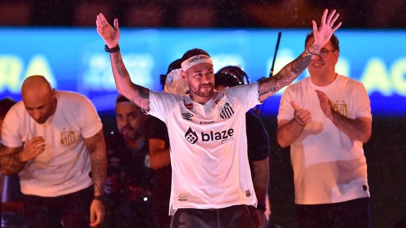 Mira el eufórico recibimiento de la afición brasileña a Neymar en su vuelta al Santos