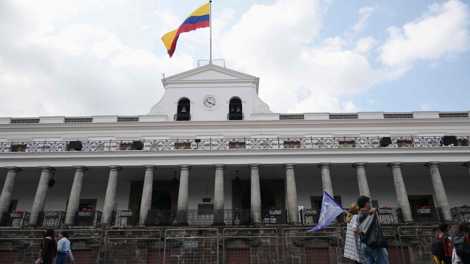 Ecuador vota centrado en la seguridad y la crisis política