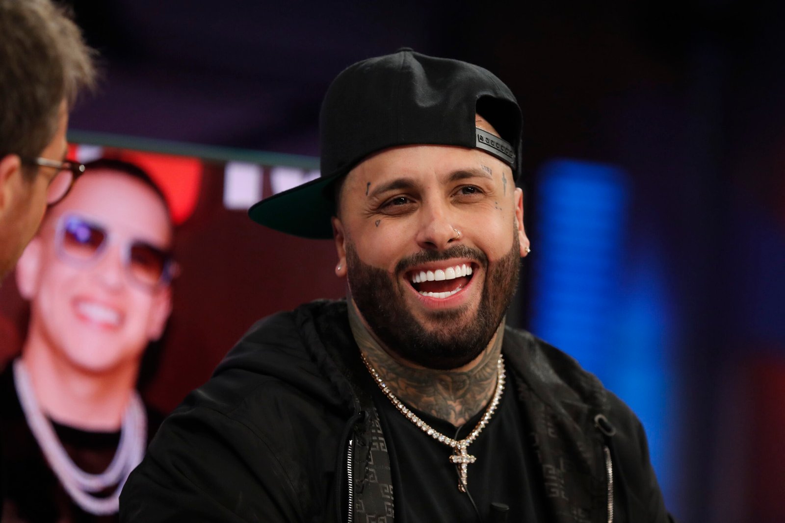 Nicky Jam y su suegra encienden la polémica por un beso Nicky Jam y su suegra encienden la polémica por un beso