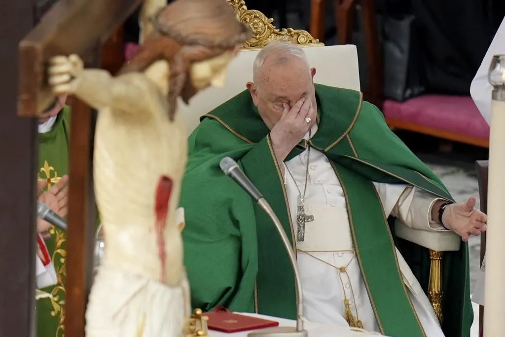El Papa Francisco pasa tranquilo su segunda noche en el hospital con bronquitis
