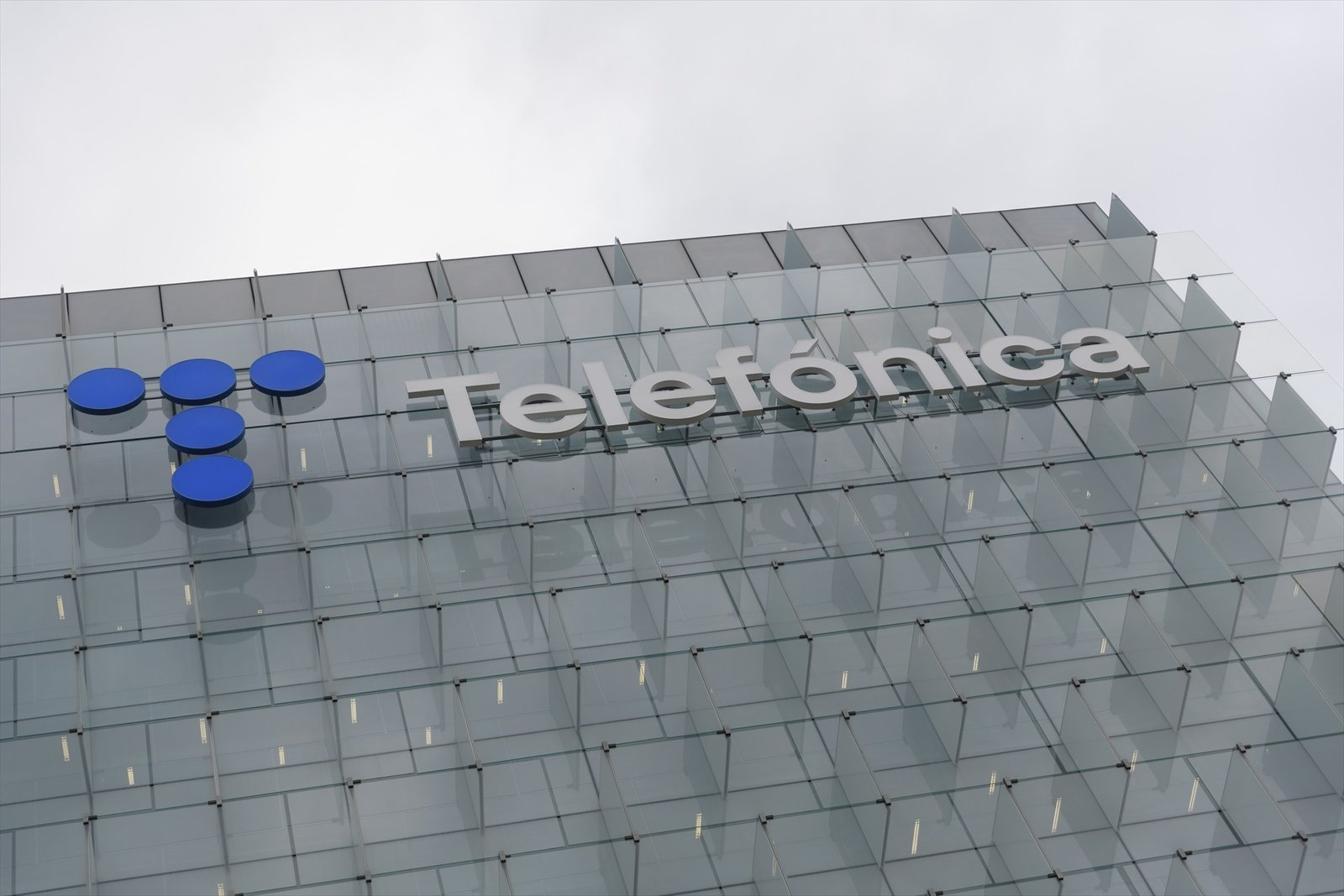 Telefónica, en manos del gobierno, apoya al régimen de Maduro con una millonaria inversión en Venezuela Telefónica, en manos del gobierno, apoya al régimen de Maduro con una millonaria inversión en Venezuela