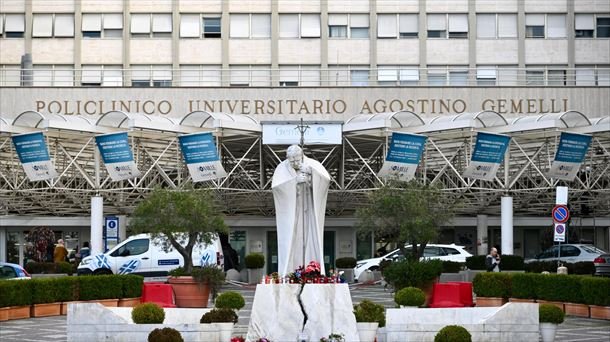 El papa presenta una “mejoría”, pero “no está fuera de peligro” El papa presenta una “mejoría”, pero “no está fuera de peligro”