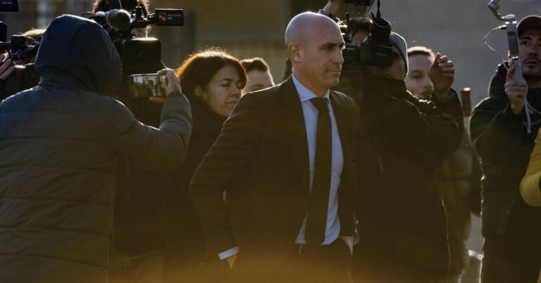 los olvidos y contradicciones de Rubiales en el banquillo