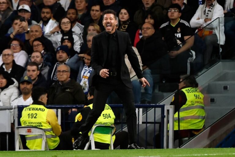 Simeone allana el ’empedrado’ de los derbis