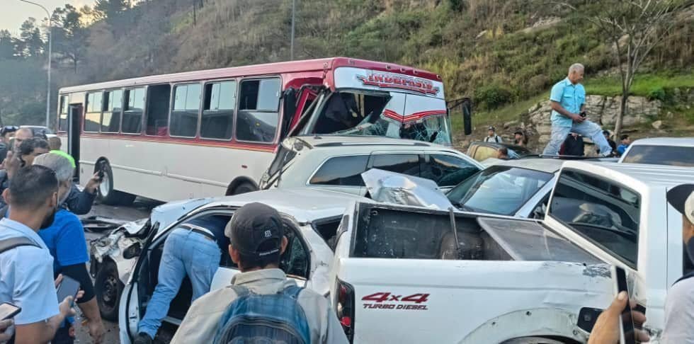 “Por suerte, el chofer no iba a alta velocidad”, dice sobreviviente de choque en Tazón “Por suerte, el chofer no iba a alta velocidad”, dice sobreviviente de choque en Tazón