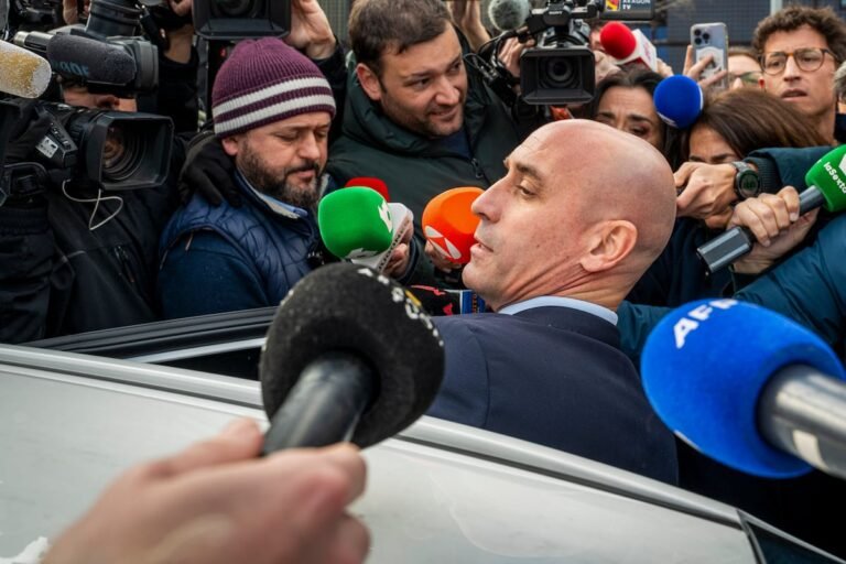 Rubiales trata de desacreditar a los testigos que sustentan la versión de Jenni Hermoso | Fútbol | Deportes