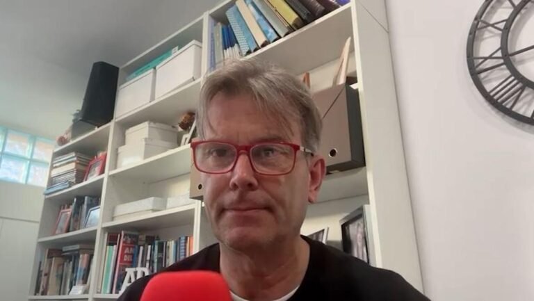 “El Barça, líder una semana más. Que sigan rajando en Madrid, por si hay que tapar el fracaso de perder la liga de Mbappé. Pero que lo hagan también de Del Cerro, que ha sido un esperpento en el VAR.”