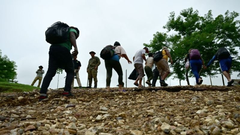 Migrantes deportados de EE.UU. son trasladados al Darién por el Gobierno de Panamá