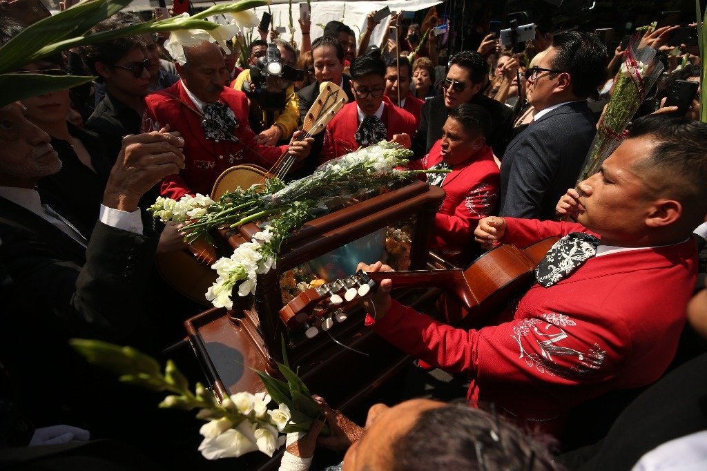 La Jornada – El público despide a Paquita con sus canciones La Jornada – El público despide a Paquita con sus canciones