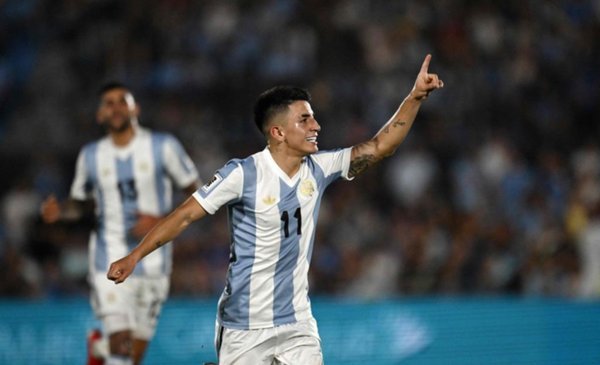 Argentina ganó y quedó a un paso del Mundial