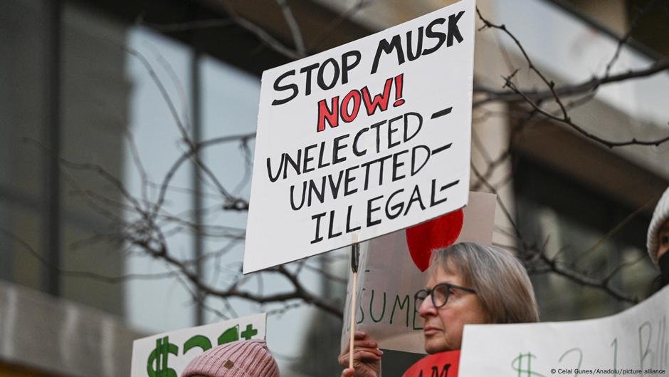 Cientos protestan contra Elon Musk en EE.UU. y Europa – DW – 30/03/2025 Cientos protestan contra Elon Musk en EE.UU. y Europa – DW – 30/03/2025