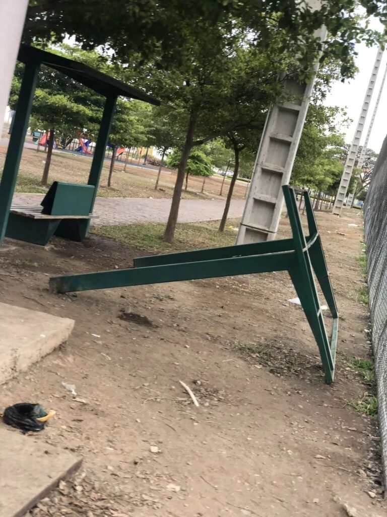 Así se encuentra el Parque Zoila Ugarte en Machala el parque más grande de la provincia que hizo 
@MashiRafael
 deteriorado en mal estado.
Así lo volverán a poner al parque Samanes cuando ya 
@aquilesalvarez
 lo recuperó