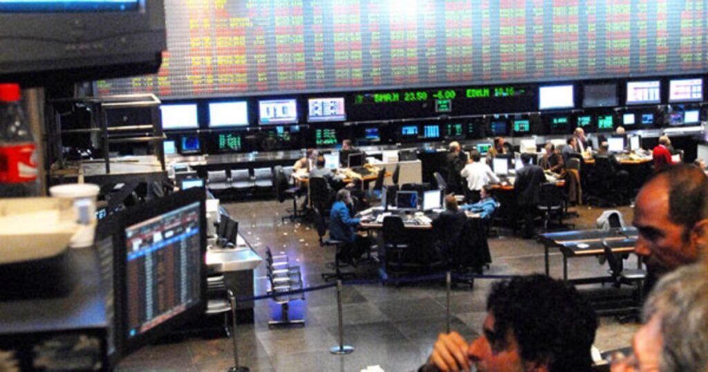 Las acciones argentinas cayeron hasta 12% en Wall Street y el riesgo país se disparó por encima de los 900 puntos básicos Las acciones argentinas cayeron hasta 12% en Wall Street y el riesgo país se disparó por encima de los 900 puntos básicos