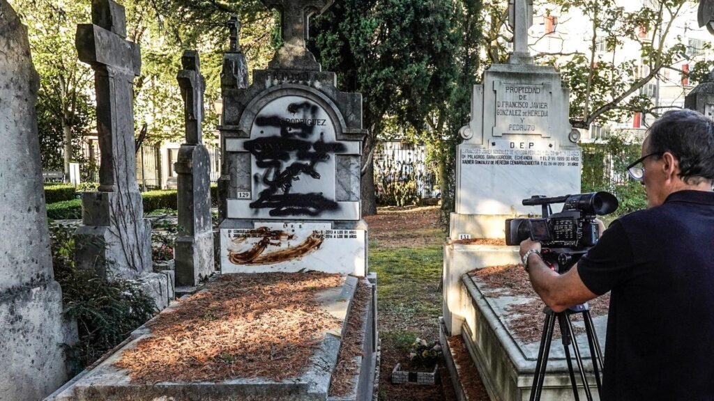 ¿Cómo se debe sancionar a la persona que arrojó excrementos a la tumba de Fernando Buesa? ¿Cómo se debe sancionar a la persona que arrojó excrementos a la tumba de Fernando Buesa?