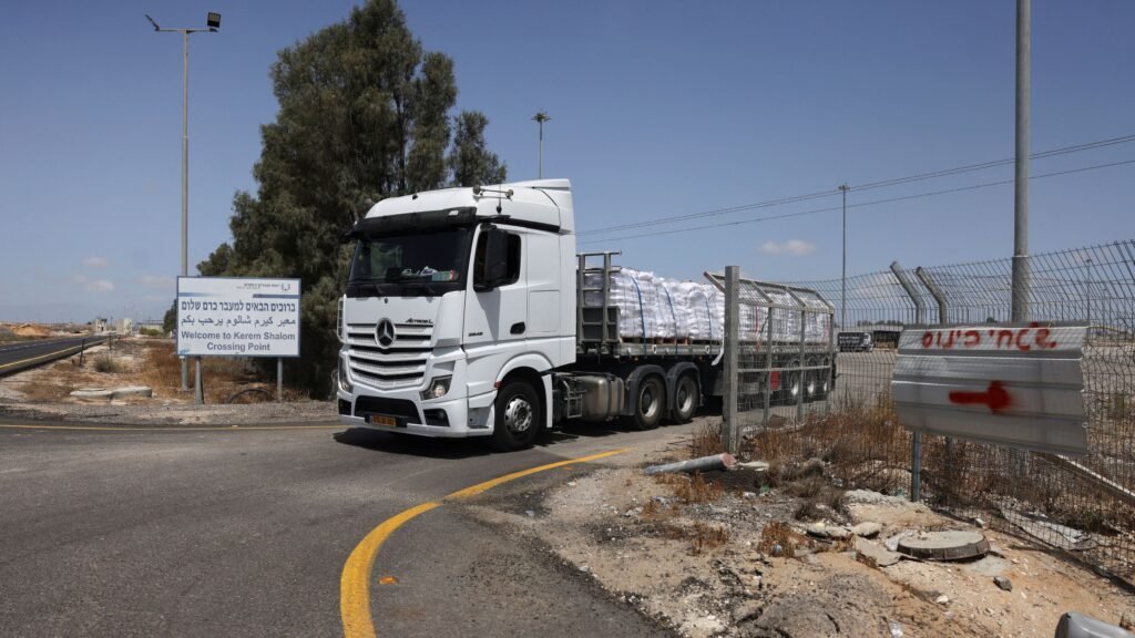 Israel permite la entrada de cinco camiones con ayuda humanitaria en Gaza