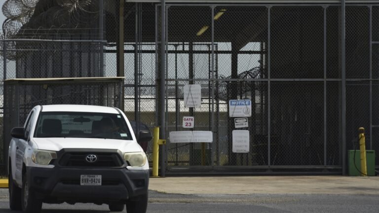 Juez prohíbe deportar a venezolanos desde el sur de Texas bajo ley de guerra del siglo XVIII
