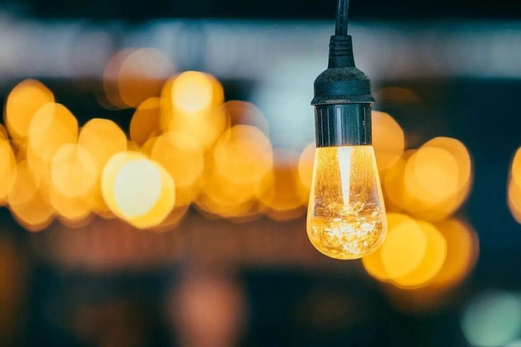 Precio de la luz por horas mañana, lunes 5 de mayo, cuándo es más barata y más cara en el día