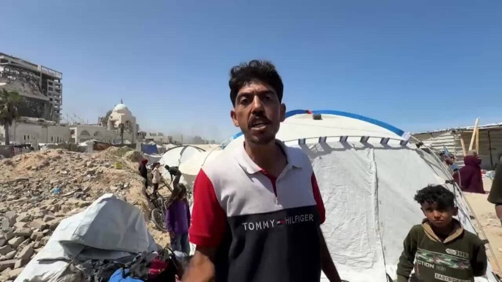 Los gazatíes huyen de los ataques israelíes al puerto del enclave: “No queda otro lugar” Los gazatíes huyen de los ataques israelíes al puerto del enclave: “No queda otro lugar”