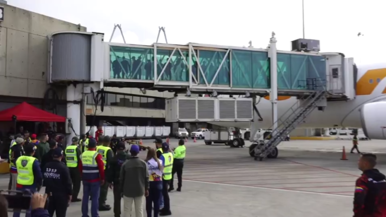 Llegan a Venezuela 183 migrantes deportados de EE.UU. El Gobierno de Maduro insiste en la repatriación de la niña Maikelys