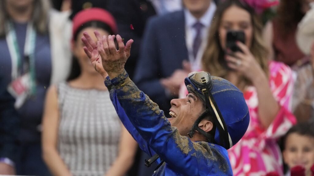 Semanas después de caída, Junior Alvarado gana el Derbi de Kentucky con Sovereignty bajo la lluvia Semanas después de caída, Junior Alvarado gana el Derbi de Kentucky con Sovereignty bajo la lluvia