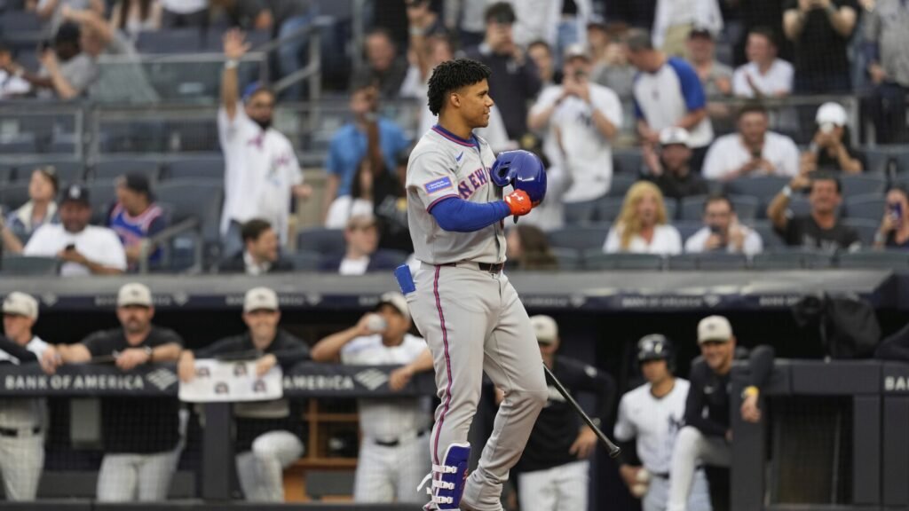 Juan Soto recibe abucheos en regreso a Yankee Stadium y responde tocándose el corazón con el casco Juan Soto recibe abucheos en regreso a Yankee Stadium y responde tocándose el corazón con el casco