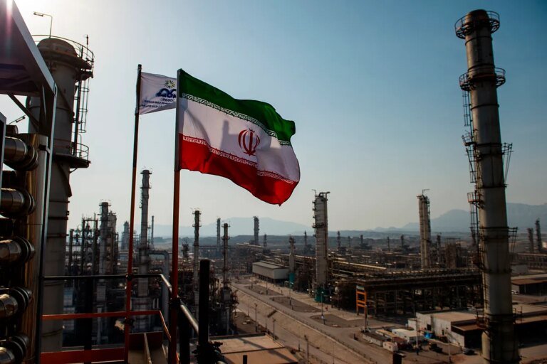 El petróleo se desinfla más del 15% en 24 horas