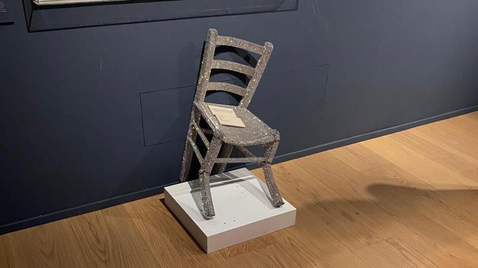 una pareja rompe la “silla de Van Gogh” al intentar tomarse una foto en un museo una pareja rompe la “silla de Van Gogh” al intentar tomarse una foto en un museo
