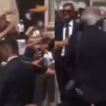 Lanzan objeto al papa León XIV durante una audiencia en el Vaticano: le impactó accidentalmente en la cabeza