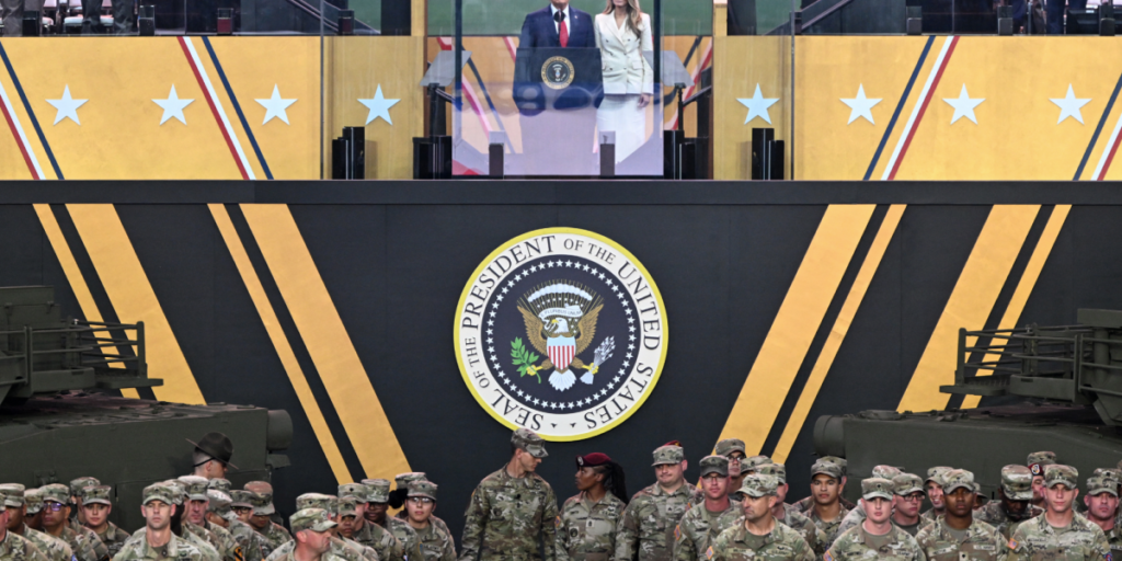 Donald Trump disfruta desfile militar, mientras cientos de miles se manifiestan en su contra